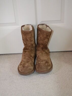 UGG “Mayfaire” Chestnut Suede Shearling Lined Short Boots with Zipper